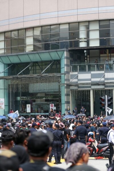 Massive Crowd Brings Jalan Dang Wangi to a Standstill as ‘Turun Anwar’ Protest Gains Momentum