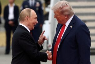 Trump Urges Zelenskiy to 'Make a Deal' as Putin Demands More of Ukraine
