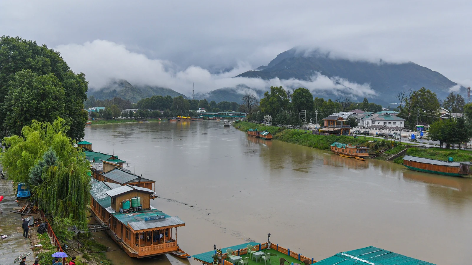 Urgent: Srinagar Locals Urged to Evacuate Amid Rising Flood Risk – A Community on Alert