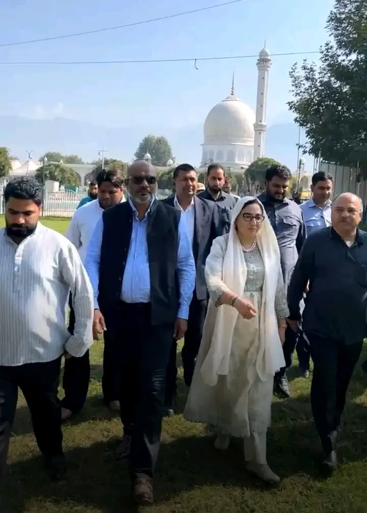 Indo-Australian Delegation Pays Tribute at Hazratbal Shrine in Srinagar
