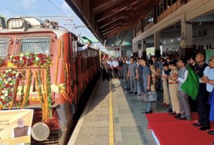 Kashmir’s Apple Farmers Get a New Lifeline: LG Manoj Sinha Flags Off First Dedicated Parcel Train to Delhi