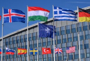 Trump Says Ukraine Peace Deal Is Closer as US Floats ‘NATO-Like’ Security Guarantees