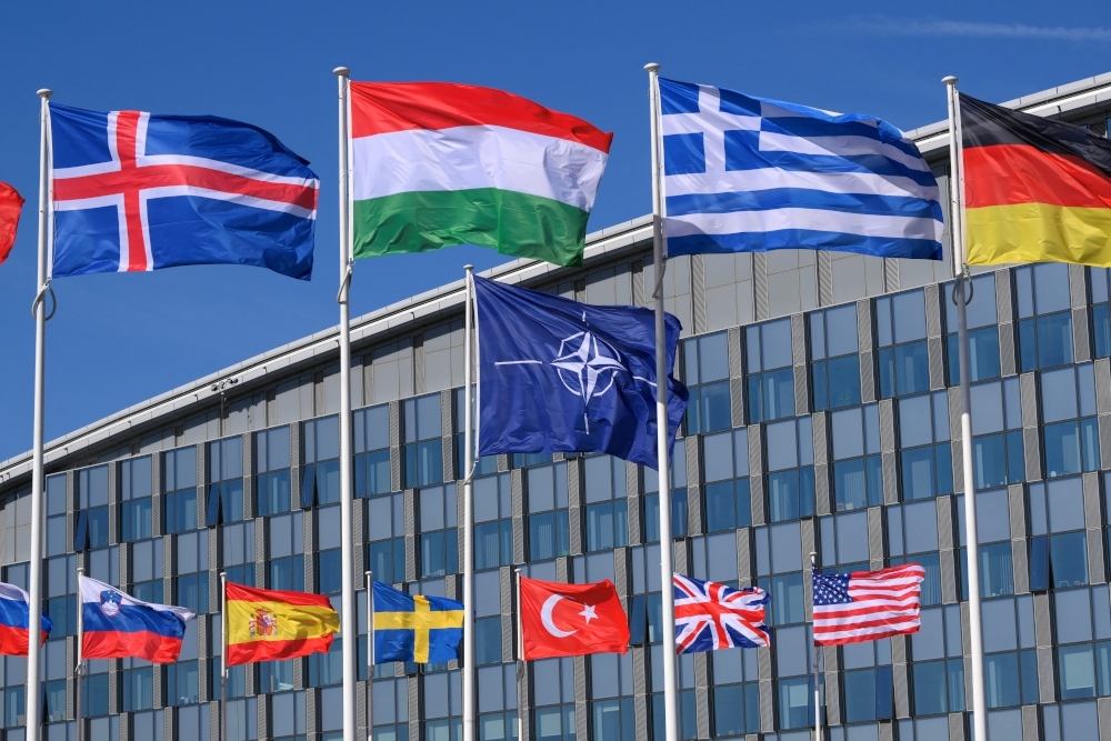 Trump Says Ukraine Peace Deal Is Closer as US Floats ‘NATO-Like’ Security Guarantees