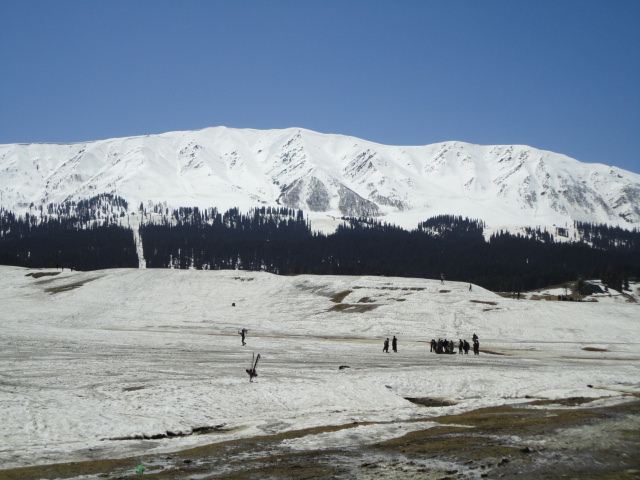 Gulmarg Freezes at –8.8°C as Relentless Cold Wave Tightens Its Grip on Kashmir