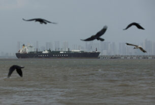 Iran Re-Closes Strait of Hormuz Amid Rising Tensions and Uncertain Peace Talks